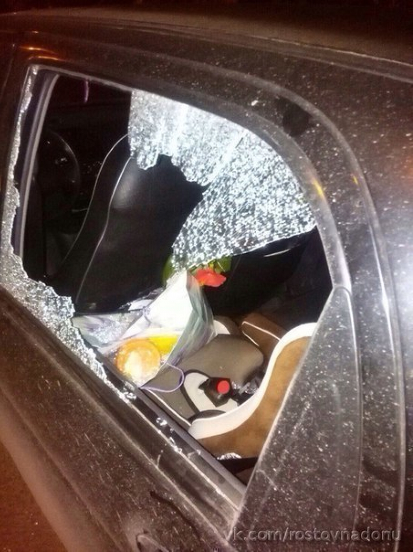 У ростовчанки за 10 минут разбили окно машины и украли сумку