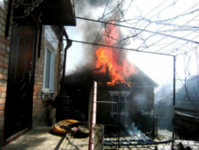 Пострадавшего мужчину вытащили из объятого пламенем частного дома в Ростовской области