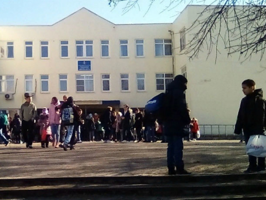 В Ростове из-за сообщений о взрывных устройствах эвакуировали несколько школ