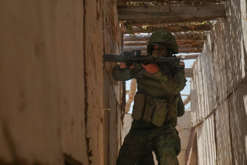 Новобранцы-контрактники ЮВО прошли обучение тактике штурма населенного пункта