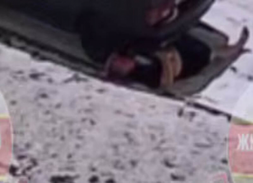 Труп мужчины нашли под окнами МКД в Суворовском