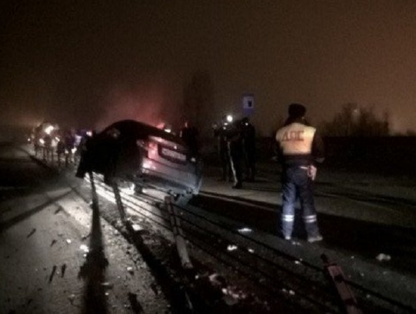 Пьяный водитель иномарки после столкновения с грузовиком снес ограждение в Ростове