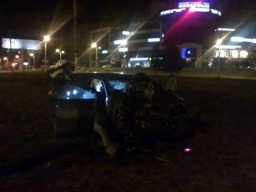 В Ростове водитель «Ниссана» врезался в столб: пассажир погиб на месте