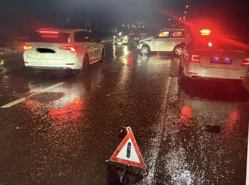 В Ростове пьяный водитель устроил массовое ДТП и сам же пострадал