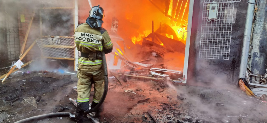 Пожар на рынке «Классик» в Ростове потушили