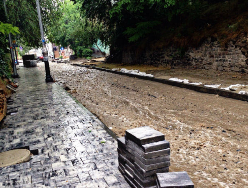 Бурная река унесла с переулка Семашко в Ростове остатки асфальта и попала на видео