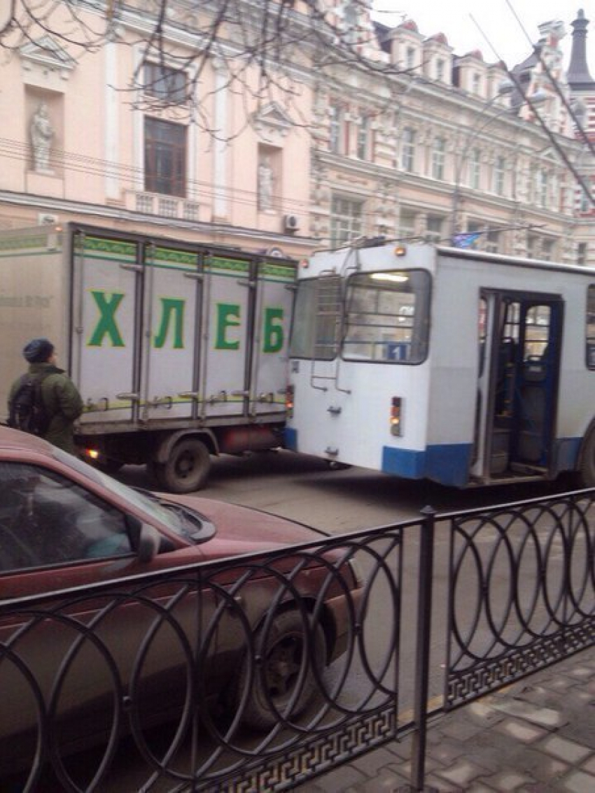 В центре Ростова троллейбус не поделил дорогу с развозчиком хлеба