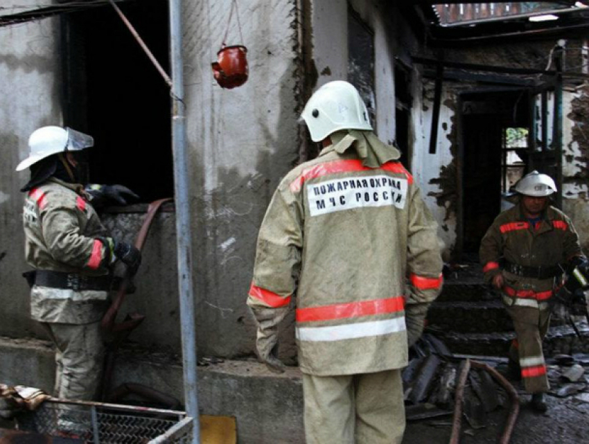 Двое мужчин и женщина сгорели заживо при пожаре в частном доме в Ростовской области