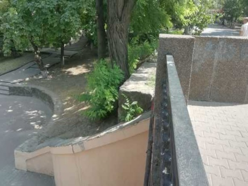 Огородить опасный обрыв в парке Горького, пока не погибли дети, требует взволнованный ростовчанин