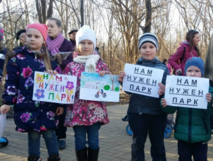 Жители Ростова с маленькими детьми устроили «парковую» акцию и обратились к Путину