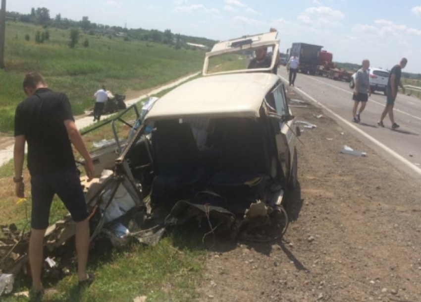 В Ростовской области «четверка» врезалась в грузовик, есть жертвы