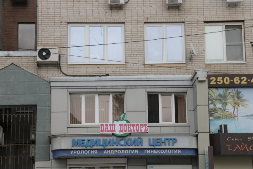 «Дочь он выпустил сразу»: жительница дома в Ростове, где следователь СК взял жену в заложники, рассказала подробности случившегося
