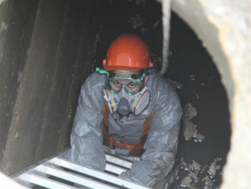 Рабочий насмерть отравился метановым газом при попытке расчистить канализацию в Ростовской области