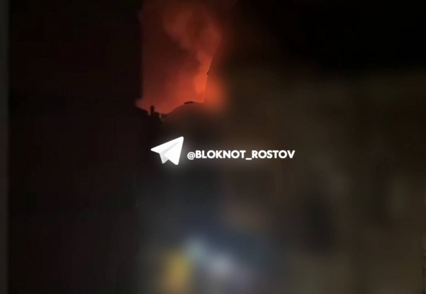 После атаки БПЛА в центре Ростова загорелся многоэтажный дом