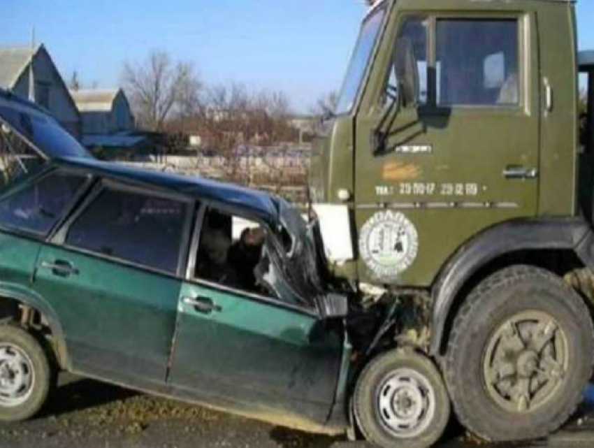 Водитель КамАЗа из Ростовской области попал в смертельную аварию на трассе под Воронежем