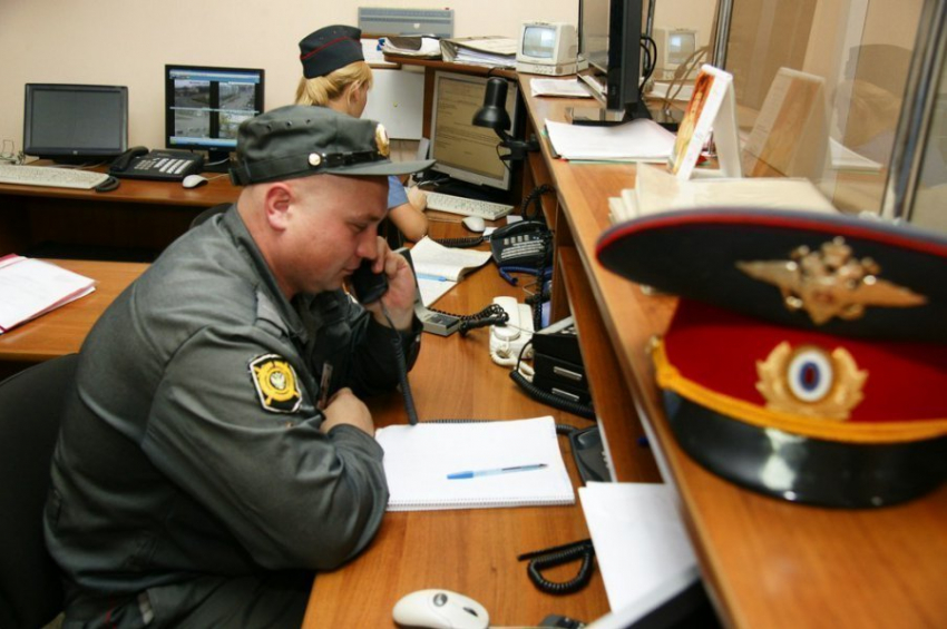 Следователи проводят проверку по факту гибели мужчины около отдела полиции в Ростове 