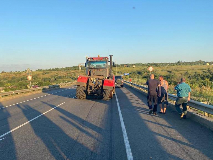 В Ростовской области в ДТП с трактором пострадала семья 