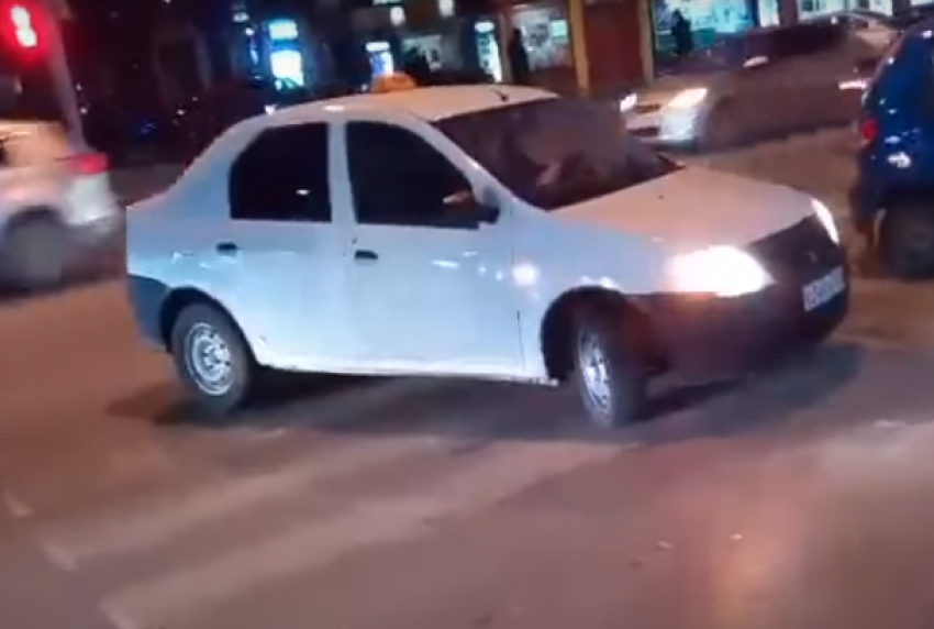 Дерзкий и опасный для детей маневр таксиста на зебре в Ростове попал на видео
