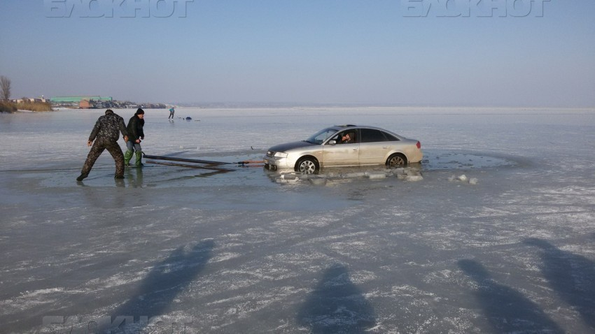 "Ауди» ушла под лед в Таганроге 
