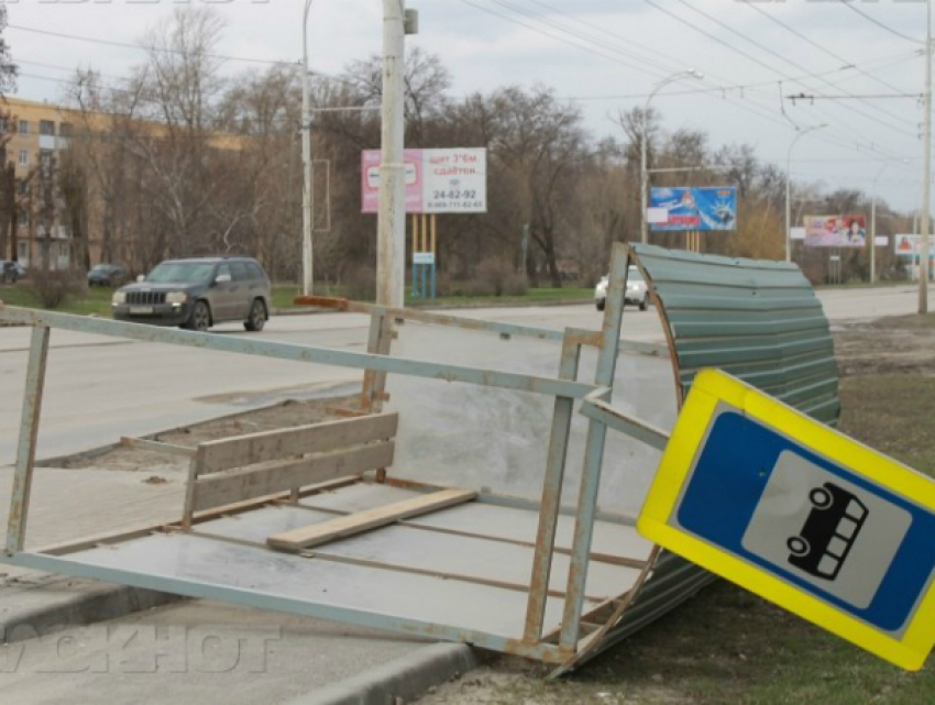 Ураганный ветер разрушил строения, остановки и повалил деревья в Ростове и области