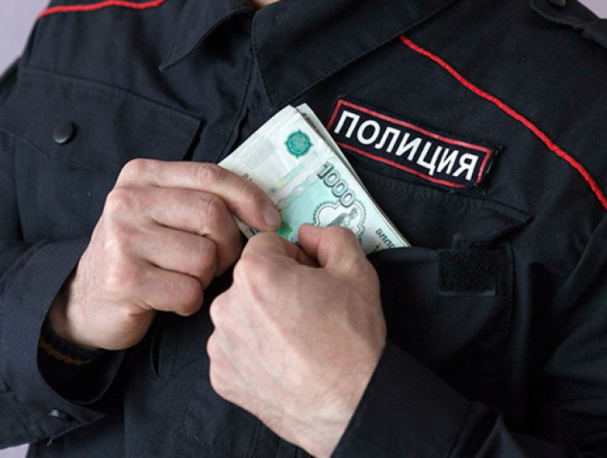 Сам себе за важную информацию платил полицейский из Ростовской области