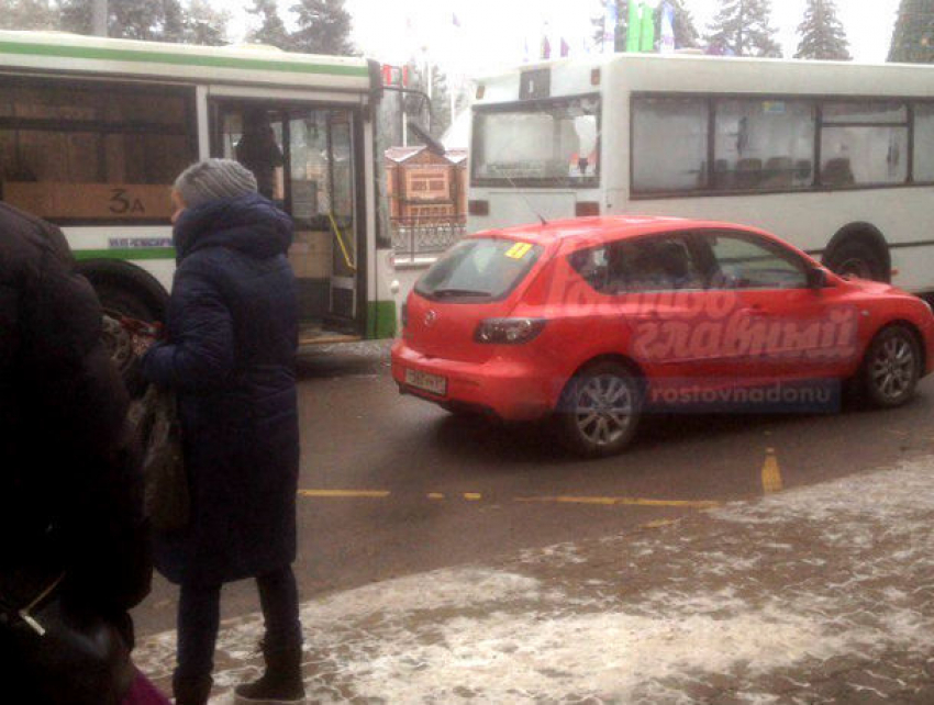 ЛиАЗ из знаменитой партии автобусов к ЧМ-2018 врезался в центре Ростова в Mercedes