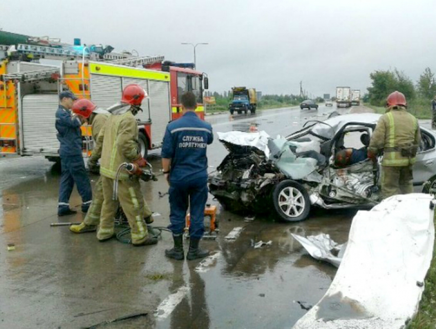 Три человека погибли в жутком ДТП с припаркованным у обочины грузовиком в Ростовской области