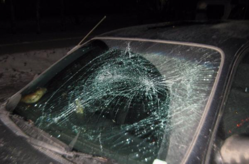 Стекла пяти машин, припаркованных у БСМП-2, разбили этой ночью в Ростове