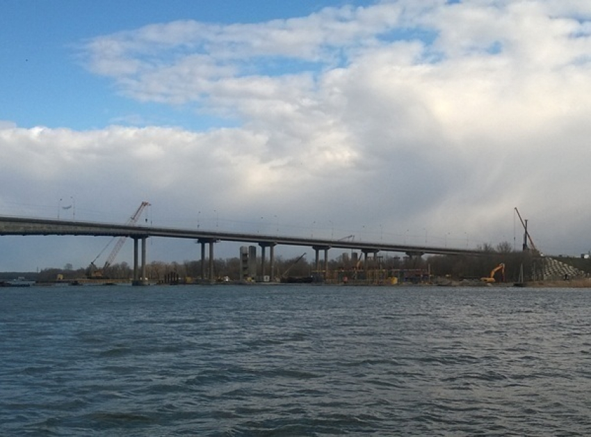 В Ростове мужчина, пытаясь покончить жизнь самоубийством, спрыгнул с Ворошиловского моста