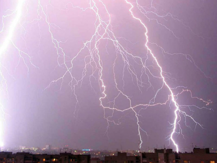 Темные грозовые тучи с дождем ударят по Ростову в этот понедельник