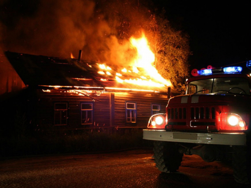 Крупный пожар в частном доме унес жизнь мужчины под Ростовом