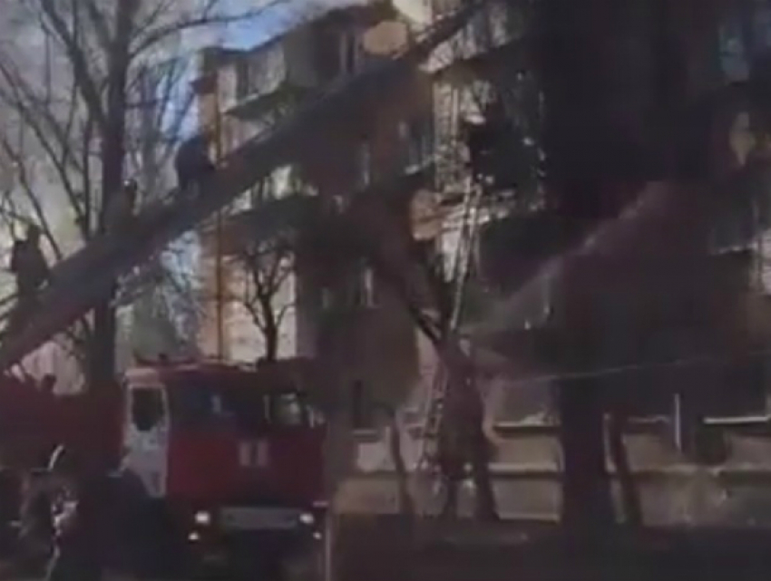 Смертельный пожар со спасением женщины из пятиэтажки в Ростове попал на видео