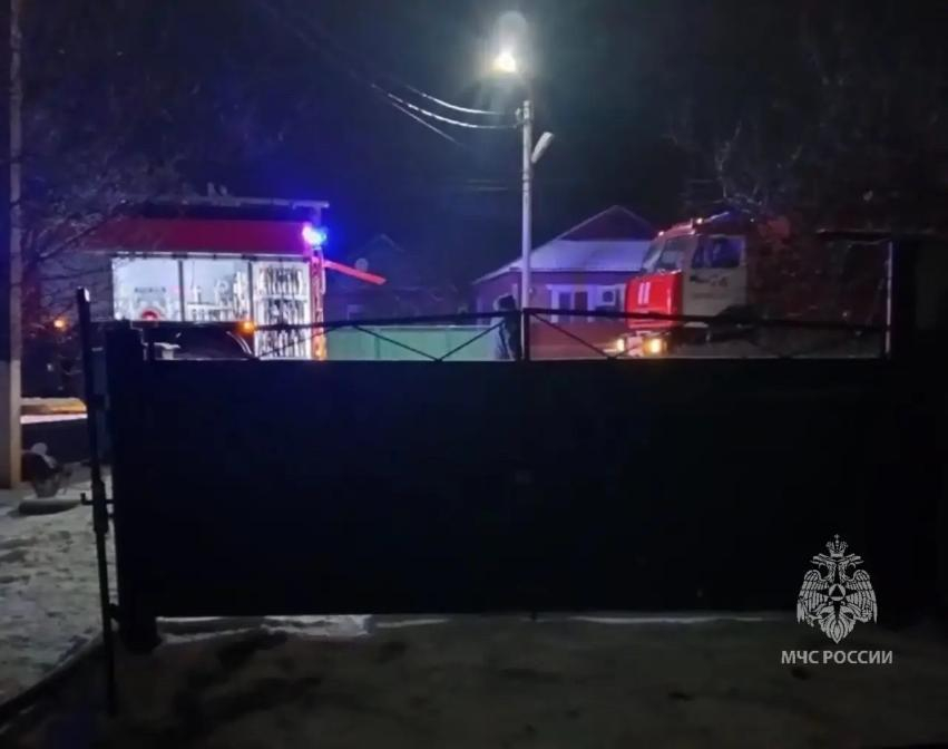 Пожар в Семикаракорске: 75-летнюю пенсионерку госпитализировали с отравлением дымом