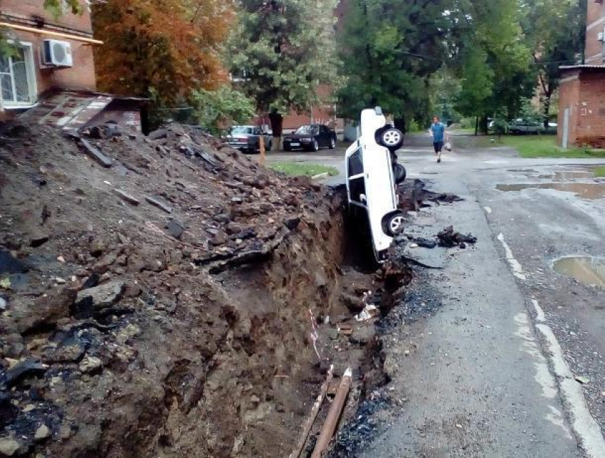 В Таганроге автомобиль влетел в траншею, которую коммунальщики забыли огородить