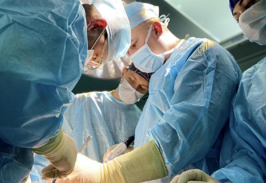 В Ростове хирурги установили титановую пластину пациентке с раком груди 