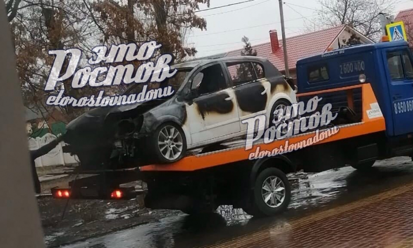 В Ростовской области иномарка врезалась в здание школы и загорелась