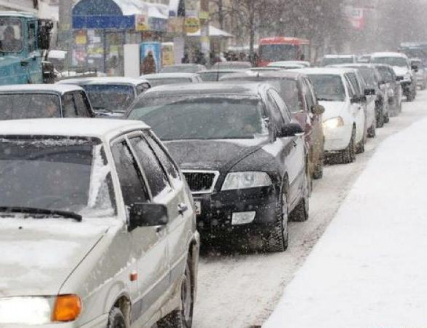 Ростов встречает первый снег в 10-балльных пробках