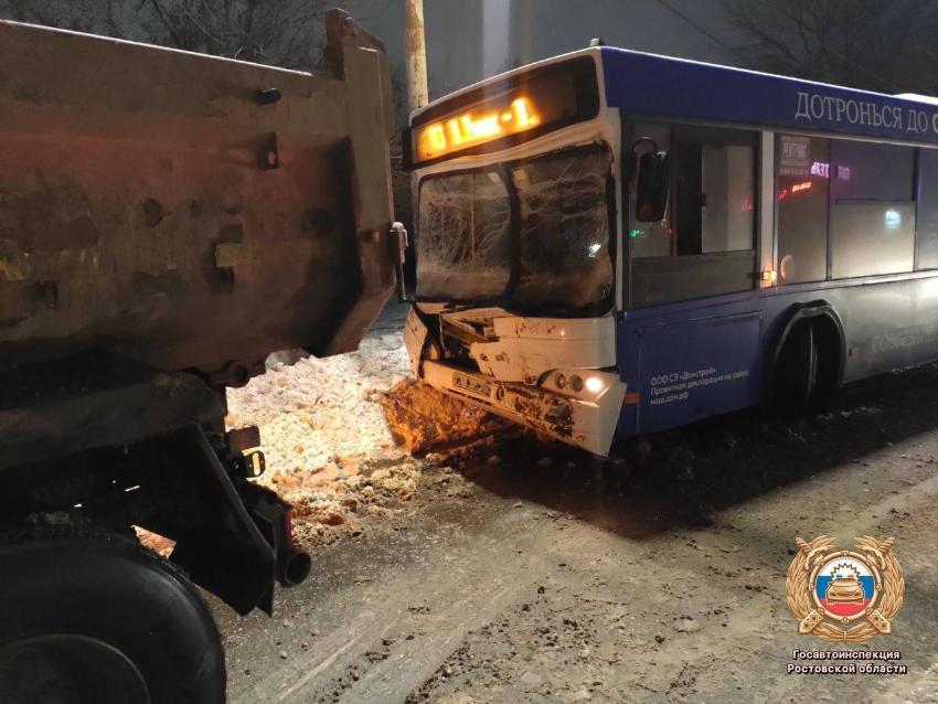 Автобус с 80 пассажирами врезался в припаркованный грузовик в Ростове