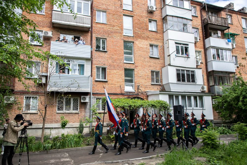 В Ростове-на-Дону провели парады под окнами ветеранов Великой Отечественной войны 