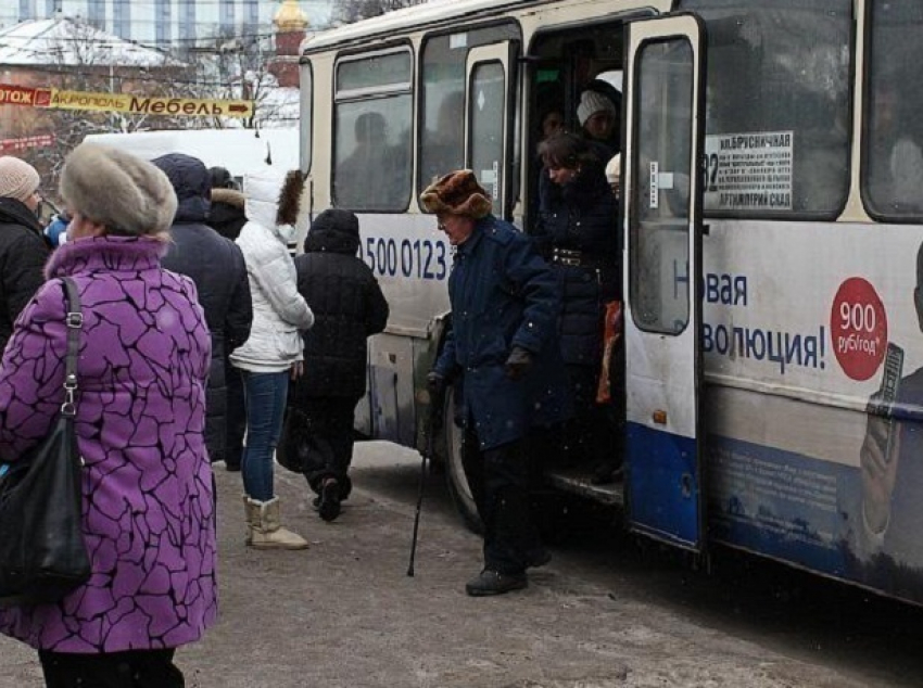 Из автобуса в Ростове выпал мужчина и получил повреждения
