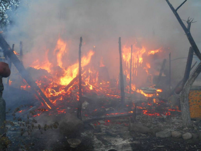 Муж и жена насмерть отравились дымом во время пожара в дачном доме в Ростовской области