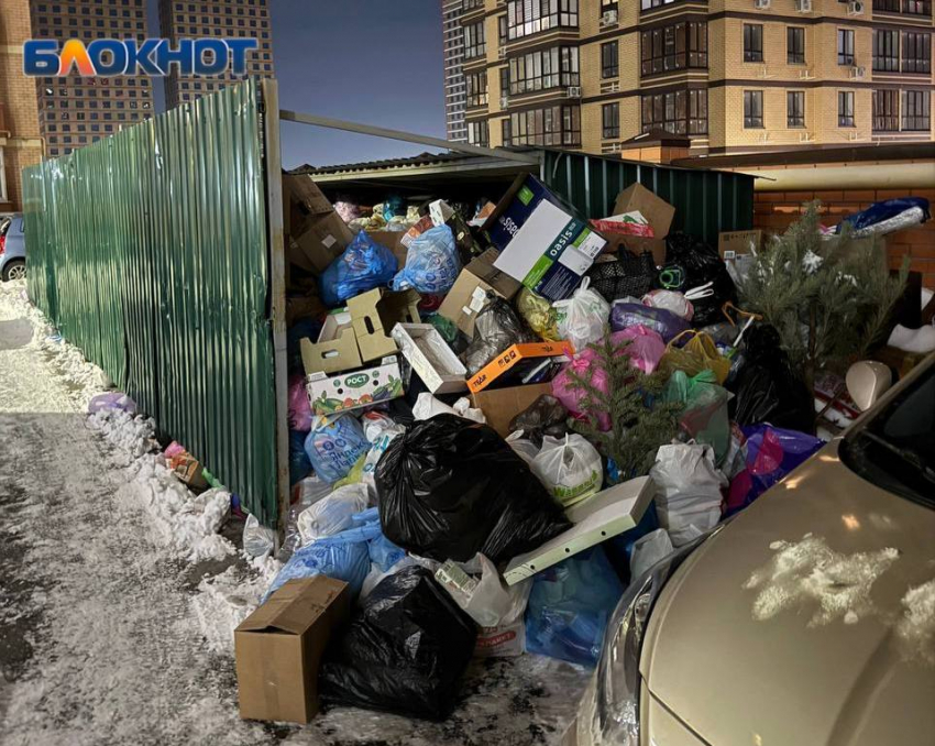 Ростовчане жалуются на свалку мусора у ЖК, который не убирают четвертый день  