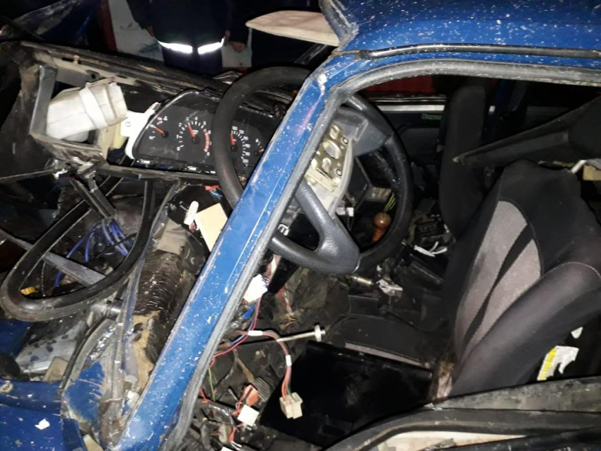 Молодой водитель врезался на машине в опору ЛЭП, магазин и снес забор в Ростовской области