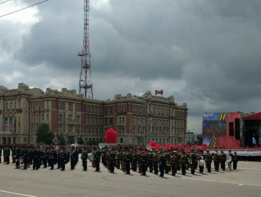 Жители Ростова теряли сознание и падали во время военного парада
