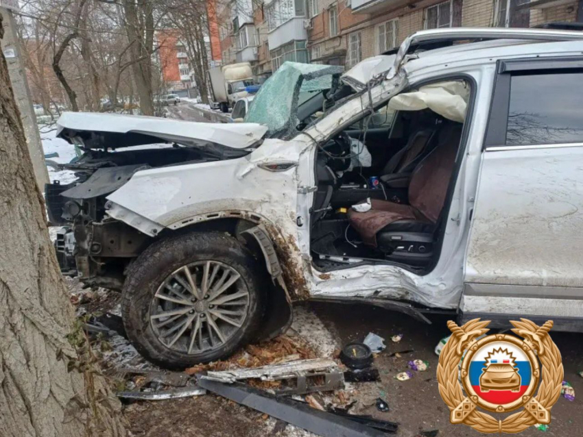В Ростове 17-летний подросток на внедорожнике врезался в дерево