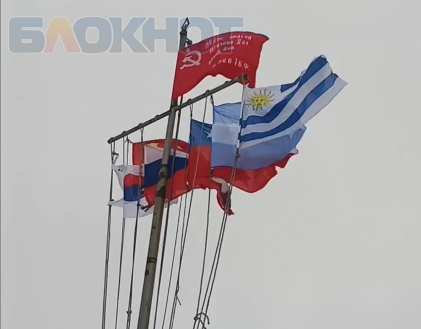 Ростовчанин поднял самодельное Знамя Победы над Антарктидой