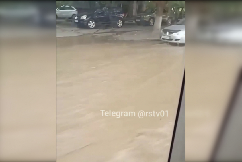 В Ростове Орбитальная оказалась под водой из-за коммунальной аварии