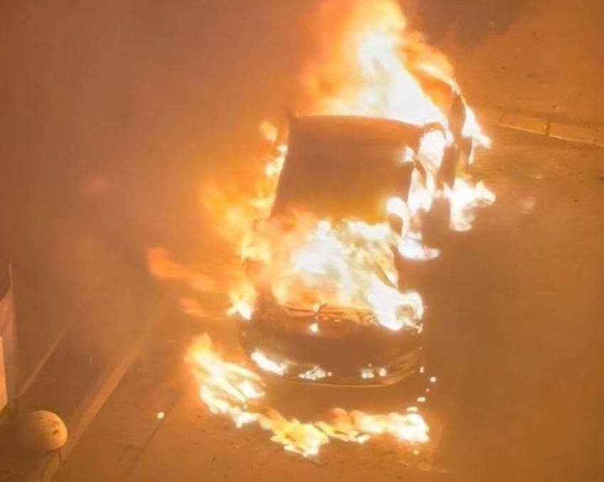 В Ростове ночью дотла сгорел внедорожник