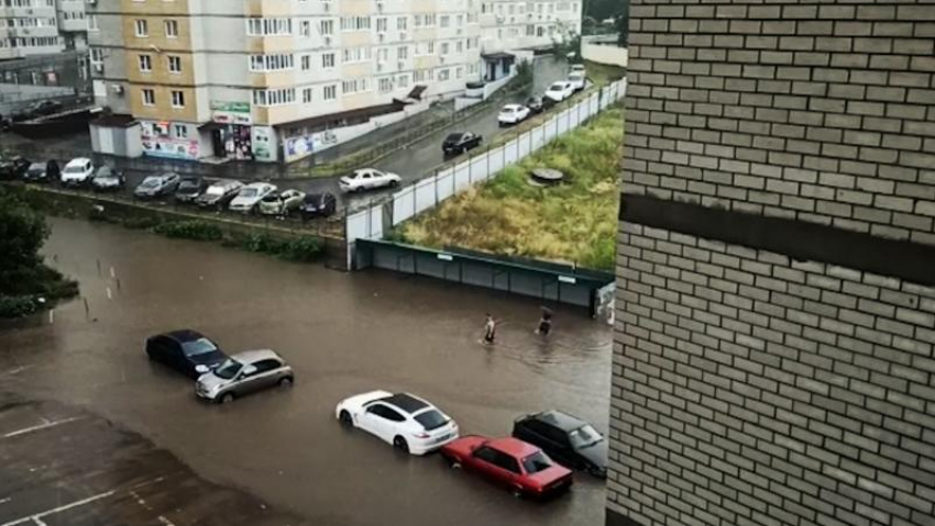 Улицы Ростова затопил сильный ливень