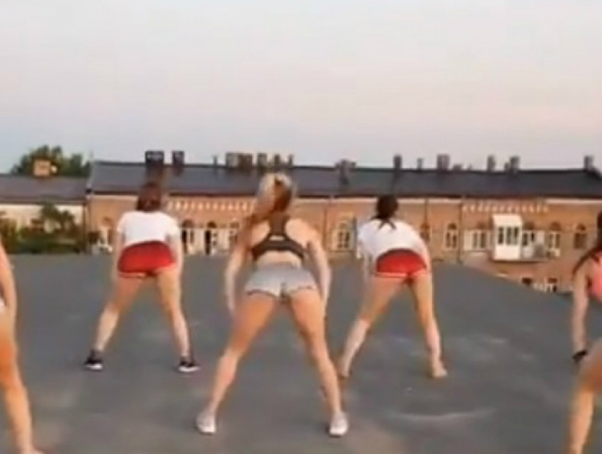 Заводной танец «молоденьких попок» на крыше впечатлил жителей Ростова и попал на видео